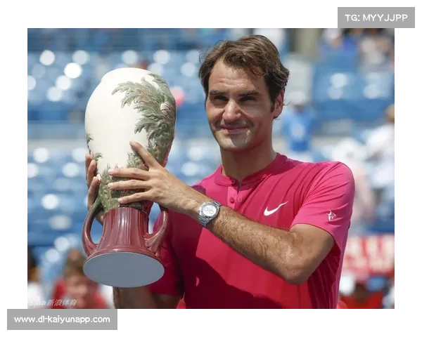 老将费德勒现身辛辛那提观众席引发球迷热烈反应回忆杀满场 老将费德勒现身辛辛那提观众席引发球迷热烈反应回忆杀满场